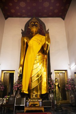 Taylandlı gezginler için antik Buda heykeli 25 Şubat 2025 'te Bangkok, Tayland' da Wat Phra Chetuphon Mangkhalaram Rajwaramahawihan ya da Pho Tapınağı 'nda dua ederek ziyaret eder.