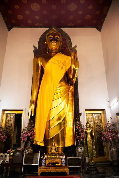 Taylandlı gezginler için antik Buda heykeli 25 Şubat 2025 'te Bangkok, Tayland' da Wat Phra Chetuphon Mangkhalaram Rajwaramahawihan ya da Pho Tapınağı 'nda dua ederek ziyaret eder.