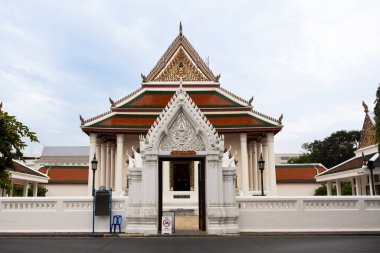 Taylandlı gezginler için antik ibadet salonu ve antika ubosot. 25 Şubat 2025 'te Bangkok, Tayland' da bulunan Wat Makut ya da Makutkasattriyaram Tapınağı 'nda kutsal Buda' ya dua edin.