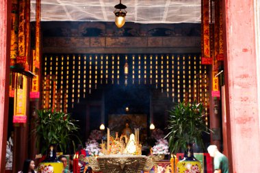 Kuan Yin melek tanrısı ya da Kuan Yin merhamet tanrıçası Kian Un Keng Çin Çin tapınağında seyahat edenler için saygıdeğer bir ziyaret 9 Mart 2025 'te Bangkok, Tayland' da Kudi Chin kasabasında kutsal ibadet