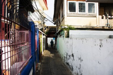 Taylandlı gezginler için antik Kadi Chin köyünün dar patikası. Kudi Chin ya da Tayland 'ın Bangkok kentindeki tarihi Kudeejeen kasabasının yerel yaşam tarzını ziyaret edin.