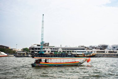 Yerli Taylandlıların nehir kenarındaki yaşam tarzları ve uzun kuyruk teknesine binen sürücülerin 9 Mart 2025 'te Bangkok, Tayland' da seyahat ziyaretlerini bekledikleri manzara kaosu