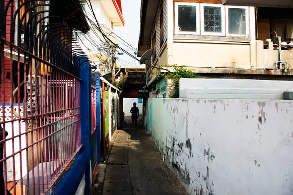 Taylandlı gezginler için antik Kadi Chin köyünün dar patikası. Kudi Chin ya da Tayland 'ın Bangkok kentindeki tarihi Kudeejeen kasabasının yerel yaşam tarzını ziyaret edin.