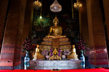Tayland 'da, Bangkok Thonburi' deki Wat Kanlayanamit Woramahawihan Tapınağı 'nda dua eden gezginler için antik altın Buda heykeli.