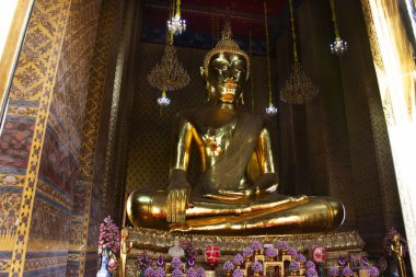 Taylandlı gezginler için antik Buda heykeli 9 Mart 2025 'te Bangkok, Tayland' da bulunan Wat Kanlayanamit Woramahawihan Tapınağı 'nda kutsal ibadeti kutsamak için ziyaret edin.