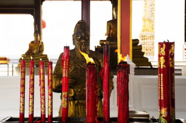 Antik Çin Tanrısı Chao Por Guan Yu heykelleri Tayland 'ın başkenti Bangkok' ta 9 Mart 2025 'te, Tayland' da, Wat Kalayanamit Tapınağı 'nda kutsanmış kutsal meleği ziyaret eden Taylandlı gezginler için antik bir türbe.