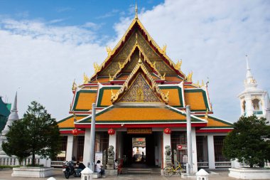 Taylandlı gezginler için antik ibadet salonu ve antik ubosot 9 Mart 2025 'te Bangkok, Tayland' da bulunan Wat Kalayanamit Woramahawihan Tapınağı 'nda kutsal Buda' ya dua edin.