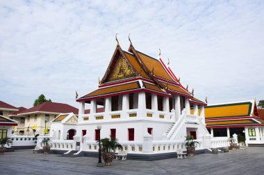 Taylandlı gezginler için antik ibadet salonu ve antik ubosot. Kutsal Buda mitolojisine göre kutsal Buda 'nın gizemli meleği. Tayland, Bangkok' taki Wat Kalayanamit Tapınağı 'nda.