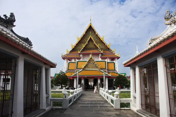 Taylandlı gezginler için antik ibadet salonu ve antik ubosot 9 Mart 2025 'te Bangkok, Tayland' da bulunan Wat Kalayanamit Woramahawihan Tapınağı 'nda kutsal Buda' ya dua edin.
