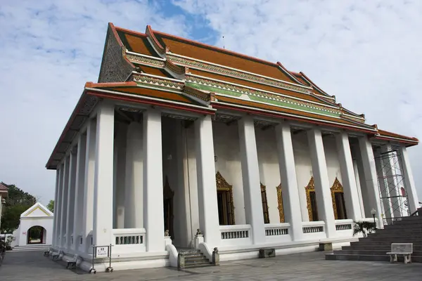 Taylandlı gezginler için antik ibadet salonu ve antik ubosot. Kutsal Buda mitolojisine göre kutsal Buda 'nın gizemli meleği. Tayland, Bangkok' taki Wat Kalayanamit Tapınağı 'nda.
