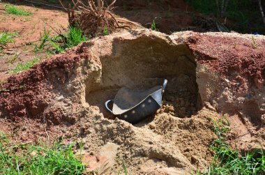 Asyalı işçiler ve Taylandlı işçiler için Bungkee ya da deniz kabuğu şeklinde sepet. Kum taşıyorlar. Tayland 'ın Phetchabun kentindeki dağda inşaata gidiyorlar.