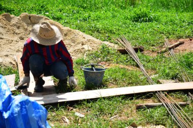 Asyalı işçiler ve Tayland 'da Phetchabun, Tayland' daki bir dağdaki inşaat alanında inşaat iskelesinde el yapımı el yapımı ve makineli alet kullanan işçiler inşa ediyorlar.
