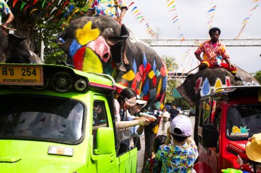 Taylandlı kadınlar 13 Nisan 2025 'te Ayutthaya, Tayland' da düzenlenen Songkran Festivali veya Yeni Yıl kutlamalarında su sıçratma ya da araba çekme oyunu oynamak için seyahat ederler.