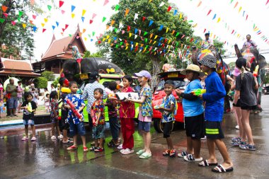 Tayland 'da 13 Nisan 2025' te Ayutthaya, Tayland 'da yerel çocuklar, Tayland halkı ve gezginler gezmek ve su sıçratma oyunu oynamak için seyahate çıkıyor.