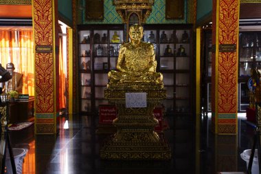Taylandlılar için antik Buda heykeli 13 Nisan 2025 'te Ayutthaya, Tayland' da düzenlenen ve kutsanmış kutsal Wat Bang Nom Kho Luang Por Parn tapınağının gizemine saygı duyarak seyahat eder.