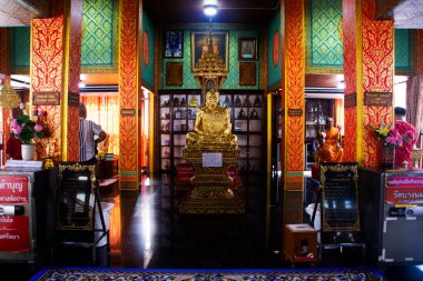 Taylandlılar için antik Buda heykeli 13 Nisan 2025 'te Ayutthaya, Tayland' da düzenlenen ve kutsanmış kutsal Wat Bang Nom Kho Luang Por Parn tapınağının gizemine saygı duyarak seyahat eder.