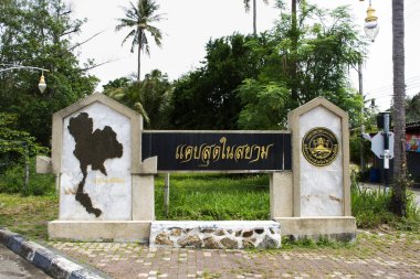 Tayland 'ın Singkhon Geçidi yakınlarındaki en dar nokta sınır kapısı ile Tayland Körfezi arasında 4 Haziran 2025' te Tayland 'daki Khlong Wan Körfezi arasında sadece 11 km uzunluğunda.