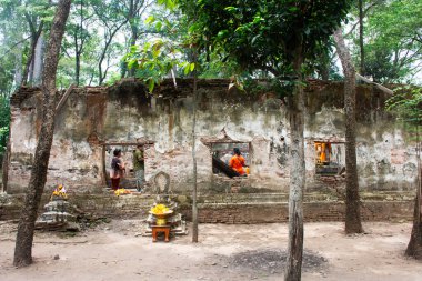 Antik ibadet salonu ve antika harabeleri Tayland 'a seyahat edenler için kutsal Buda mitolojisine saygı duyarak 29 Mayıs 2025' te Tha Ruea 'daki Wat Makham Phong' da Tayland, Ayutthaya 'da kutsanmış.
