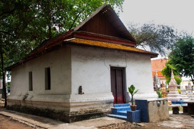 Antik ibadet salonu ve antik kalıntılar Taylandlı gezginler için Ubosot kutsal Buda mitolojisine saygı duyuyorlar. Gizemli melek tanrı Wat Makham Phong 'da Tha Ruea, Tayland
