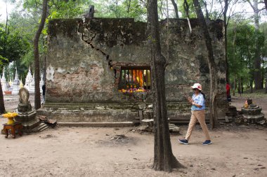 Antik ibadet salonu ve antik kalıntılar Taylandlı gezginler için Ubosot kutsal Buda mitolojisine saygı duyuyorlar. Gizemli melek tanrı Wat Makham Phong 'da Tha Ruea, Tayland