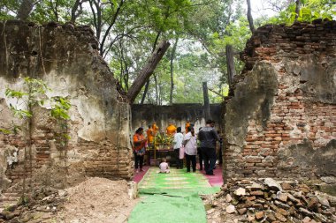 Antik ibadet salonu ve antika harabeleri Tayland 'a seyahat edenler için kutsal Buda mitolojisine saygı duyarak 29 Mayıs 2025' te Tha Ruea 'daki Wat Makham Phong' da Tayland, Ayutthaya 'da kutsanmış.