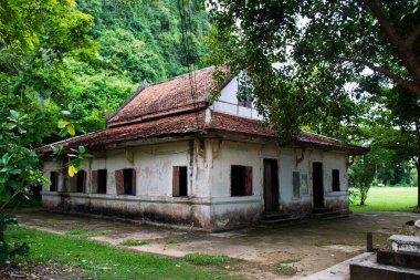 Antik ibadet salonu ve antika harabeleri Taylandlı gezginler için kutsal Buda mitolojisine saygı duyun. Wat Thep Charoen veya Tham Rup Ro Mağara Tapınağı Chumphon, Tayland 'daki Tha Sae' de