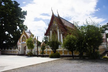 Antik ibadet salonu ve antik kalıntılar Taylandlı gezginler için ubosot 2 Haziran 2025 'te Thap Sakae' de Thap Sakae Tapınağı 'nda kutsal Buda' ya dua ederek ziyaret ederler.