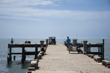Manzara deniz manzarası ve bulutlar deniz okyanusunda dalgalanır. Tayland, Tayland 'da Thap Sakae şehrinde Tayland gezginleri için Tabsakae Sahili' nde balıkçılık yapan yerli halk için iskeleli köprü ile birlikte.