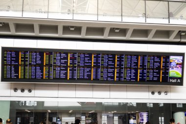 Hong Kong, Çin 'de 26 Nisan 2025' te Hong Kong uluslararası havaalanı içinde yerli yolcu ve yabancı yolcular için varış ve kalkış bilgilerini kontrol edin.