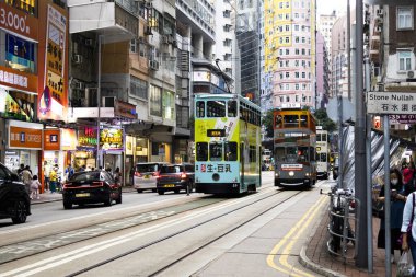 26 Nisan 2025 tarihinde Hong Kong, Çin 'de klasik antika tramvay yoluna sahip Hong Kong şehrinin gökdelen manzaralı şehir merkezi ve yaşam tarzı yerel Çinliler görülüyor.
