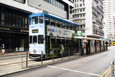 26 Nisan 2025 tarihinde Hong Kong, Çin 'de klasik antika tramvay yoluna sahip Hong Kong şehrinin gökdelen manzaralı şehir merkezi ve yaşam tarzı yerel Çinliler görülüyor.