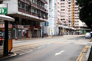 26 Nisan 2025 tarihinde Hong Kong, Çin 'de klasik antika tramvay yoluna sahip Hong Kong şehrinin gökdelen manzaralı şehir merkezi ve yaşam tarzı yerel Çinliler görülüyor.