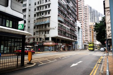 26 Nisan 2025 tarihinde Hong Kong, Çin 'de klasik antika tramvay yoluna sahip Hong Kong şehrinin gökdelen manzaralı şehir merkezi ve yaşam tarzı yerel Çinliler görülüyor.