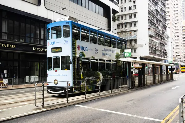 26 Nisan 2025 tarihinde Hong Kong, Çin 'de klasik antika tramvay yoluna sahip Hong Kong şehrinin gökdelen manzaralı şehir merkezi ve yaşam tarzı yerel Çinliler görülüyor.