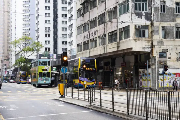 26 Nisan 2025 tarihinde Hong Kong, Çin 'de klasik antika tramvay yoluna sahip Hong Kong şehrinin gökdelen manzaralı şehir merkezi ve yaşam tarzı yerel Çinliler görülüyor.