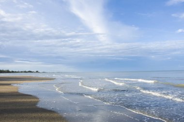 Okyanustaki deniz manzarası dalgalarını ve bulutları seyahet eden Taylandlılar için mavi gökyüzünü gezin dinlenin ve Phetchaburi, Tayland 'daki Phetburi sahilinde denizde yüzme suyu oynayın.