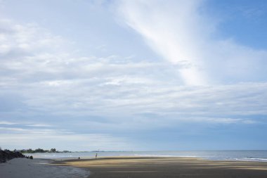 Okyanustaki deniz manzarası dalgalarını ve bulutları seyahet eden Taylandlılar için mavi gökyüzünü gezin dinlenin ve Phetchaburi, Tayland 'daki Phetburi sahilinde denizde yüzme suyu oynayın.