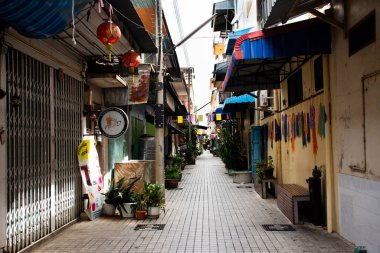 Phetburi Eski Şehir manzarası ve Tayland Phetchaburi, Tayland 'da 26 Haziran 2025' te sokak sanatını ziyaret eden Taylandlı gezginler için yaşam tarzının küçük bir ara sokaktaki antika evi.