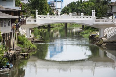 Phetburi nehri kanalı manzarası Phetchaburi eski şehri ve yaşam tarzı Tayland, Phetchaburi 'de gezginler için nehir kıyısındaki antik ev.