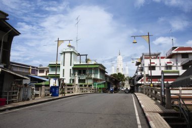 Manzara şehir manzarası Phetburi eski kasaba ve Wat Mahathat Worawihan tapınağı stupa chedi ve Tayland Phetchaburi 'de 26 Haziran 2025' de seyahat eden Tayland 'lı gezginler için yerel yaşam tarzı