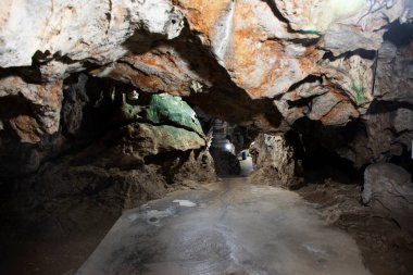 Antik mağaranın içi ve Tayland 'a giden insanlar için yürüyüş yolu. Saygılar. Eski Buda ve gizemli melek Wat Khao Bandai' yi kutsa.