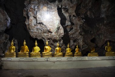 Tayland 'da, Phetchaburi' de bulunan efsanevi tanrı meleği Wat Khao Bandai 'ye dua ederek ve kutsal Buda' ya dua ederek seyahat edenler için antik tünel mağarası.