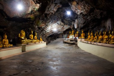 Tayland 'da, Phetchaburi' de bulunan efsanevi tanrı meleği Wat Khao Bandai 'ye dua ederek ve kutsal Buda' ya dua ederek seyahat edenler için antik tünel mağarası.