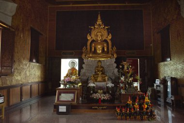 Taylandlı gezginler için antik Buda heykeli. 28 Haziran 2025 'te Tayland, Phetchaburi' de, Ban Laem 'deki Wat Nok Pak Thale Tapınağı' nda kutsal ibadeti kutsa.