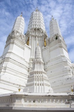 Antik Stupa pagoda ve Taylandlı gezginler için antik çedi ziyaret eder saygı gösterir kutsal Buda 'nın kutsal dilek kalıntısı kutsanır Wat Mahathat Worawihan Tapınağı gizemi Phetchaburi, Tayland