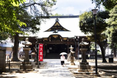 Antik Tanrıça Kishimojin 'in antik ahşap tapınağı Japonlar için seyahat eden gezginler için saygı ziyareti 21 Temmuz 2025' te Tokyo, Japonya 'da bulunan Toshima' daki Kishimojin Tapınağı 'nda kutsal ibadete dua edin.