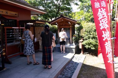 Japonlar için antik kutsal tapınaktaki antik kutsal taş gezgin ziyaretine ve erdemlerine saygı duy. 21 Temmuz 2025 'te Tokyo, Japonya' da, Asakusa 'daki Sensoji tapınağındaki melek tanrısına dua et.