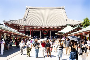 Japonlar için Sensoji Tapınağı antik inşa türbesi gezginler ziyaret ritüeline saygı duyarak dua edin 21 Temmuz 2025 'te Tokyo Kanto, Japonya' da Asakusa 'da antik tanrıya ibadet edin.