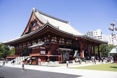Japonlar için Sensoji Tapınağı antik inşa türbesi gezginler ziyaret ritüeline saygı duyarak dua edin 21 Temmuz 2025 'te Tokyo Kanto, Japonya' da Asakusa 'da antik tanrıya ibadet edin.