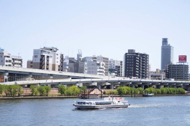 Japonya 'nın başkenti Tokyo' da 21 Temmuz 2025 tarihinde Asakusa 'yı ziyaret eden Japon vatandaşlar için Sumida Nehri' ni geçen Taito şehrinin peyzaj mimarisi manzarasına bakın.